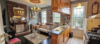 Luxurious Apartment at Colonial Townhouse