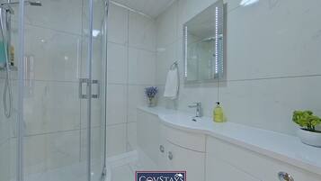 Douche, sèche-cheveux, serviettes fournies, savon