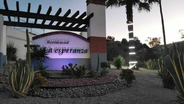 A hotel entrance with a sign reading "Restaurante La Esperanza". - A 10 min de la Garita de San Ysidro/zona Río (Tijuana)