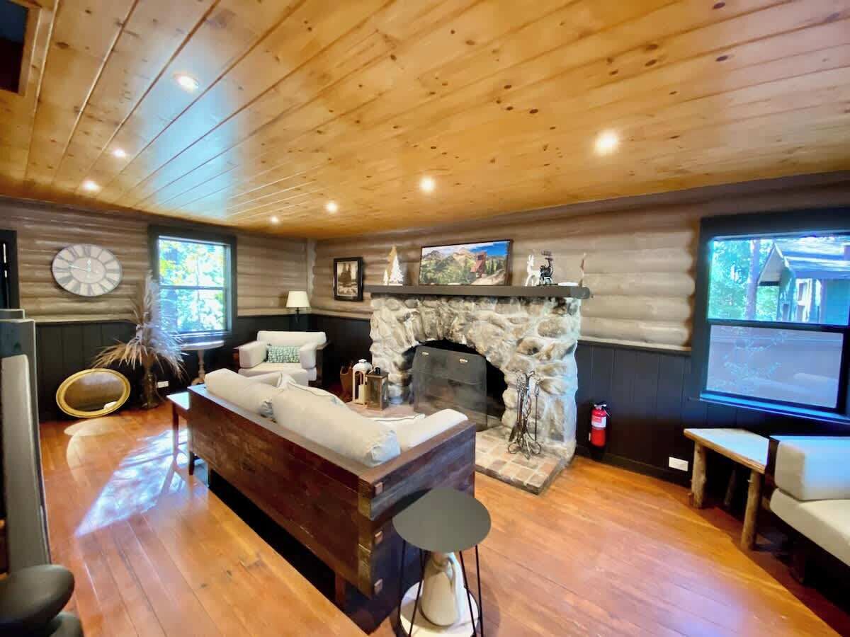 TV, lareira, escritórios