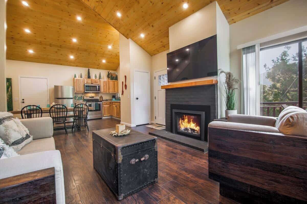 Televisión, chimenea y oficina 