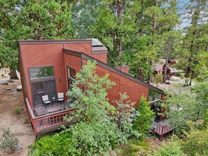 Property grounds - Be Pine - Pet-friendly cabin close to trails (Idyllwild-Pine Cove)