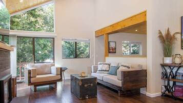 Televisión, chimenea y oficina