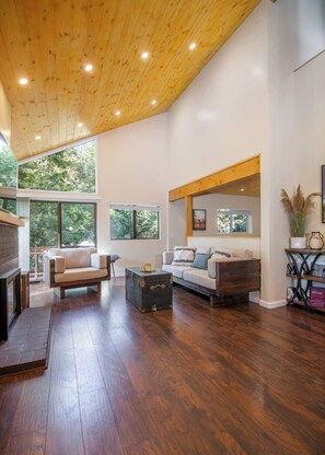 TV, peis og kontorer