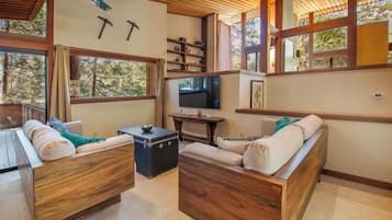 TV, peis og kontorer