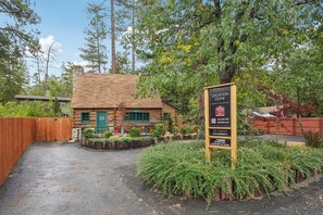Exterior - The Hideout - Cozy Pet-friendly Cottage in Town (Idyllwild-Pine Cove)