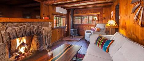 テレビ、暖炉、書庫