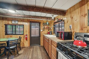 Fridge, microwave, cookware/dishes/utensils - The Hideout - Cozy Pet-friendly Cottage in Town (Idyllwild-Pine Cove)