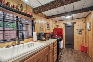 Fridge, microwave, cookware/dishes/utensils - The Hideout - Cozy Pet-friendly Cottage in Town (Idyllwild-Pine Cove)