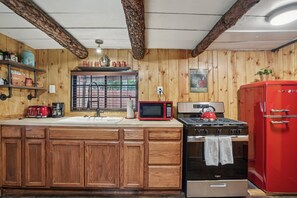Fridge, microwave, cookware/dishes/utensils - The Hideout - Cozy Pet-friendly Cottage in Town (Idyllwild-Pine Cove)