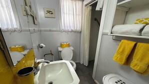 Un bagno con lavandino, WC e zona doccia.