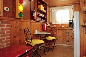 Dining - Sugar Pine Cabin - Quaint studio located in town (Idyllwild-Pine Cove)