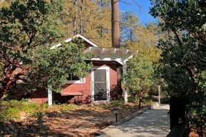 Exterior - Sugar Pine Cabin - Quaint studio located in town (Idyllwild-Pine Cove)