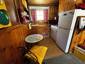 Fridge, microwave, cookware/dishes/utensils - Sugar Pine Cabin - Quaint studio located in town (Idyllwild-Pine Cove)