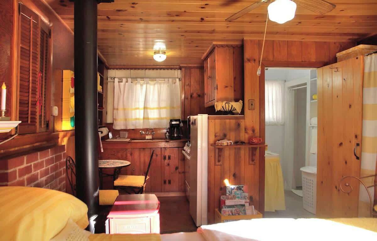 Tabla de planchar con plancha, wifi gratis y ropa de cama 