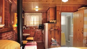 Tabla de planchar con plancha, wifi gratis y ropa de cama