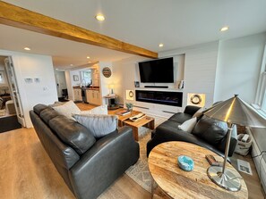 Smart TV, fireplace, books, stereo
