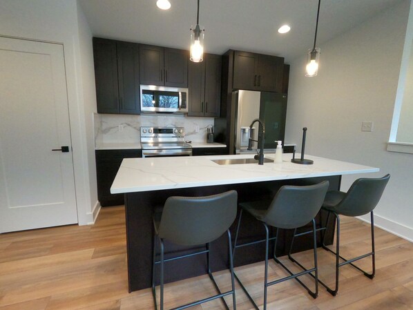 Private kitchen - Modern Fountain Square Carriage House (Indianapolis)