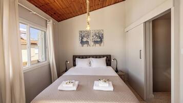 2 bedrooms, in-room safe, iron/ironing board, free WiFi