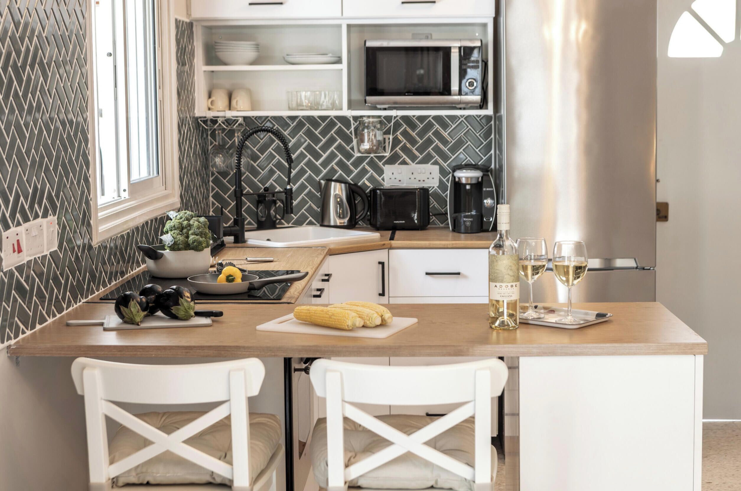 Fridge, microwave, oven, coffee/tea maker