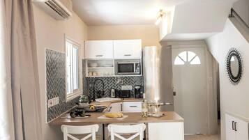 Fridge, microwave, oven, coffee/tea maker
