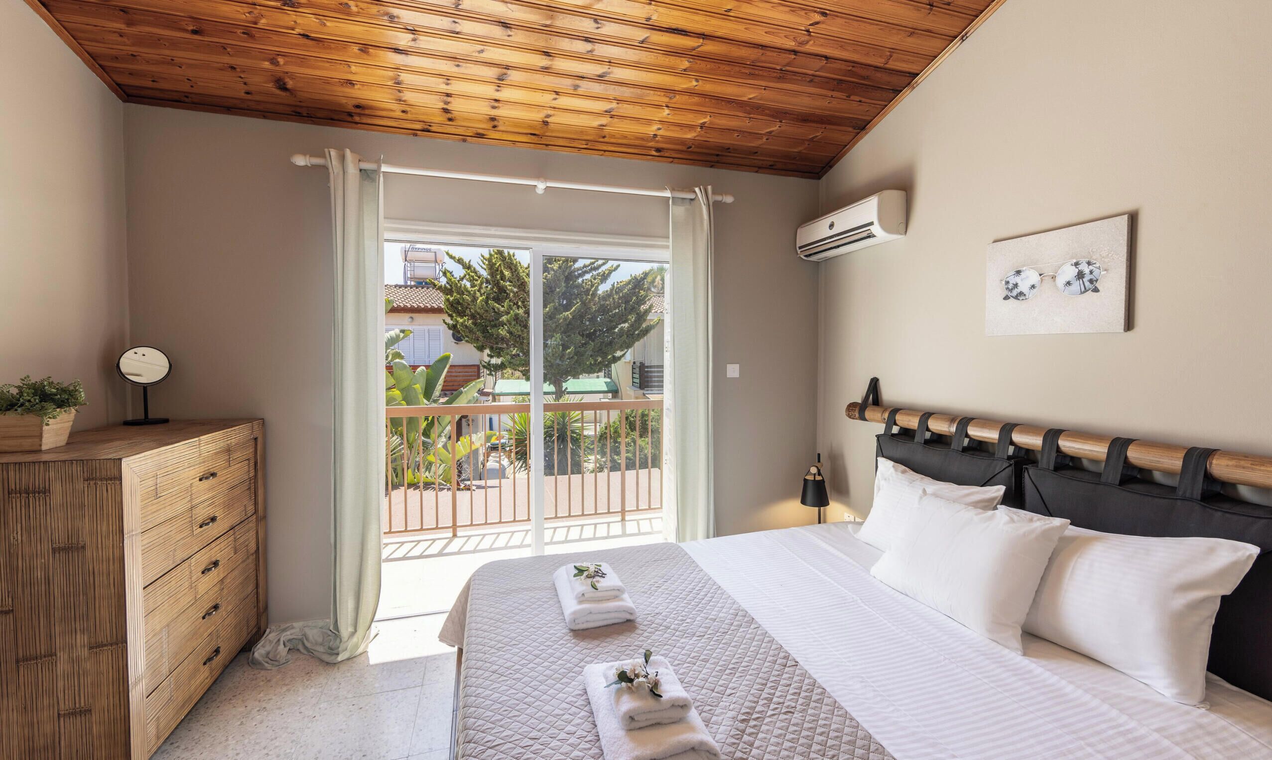 2 bedrooms, in-room safe, iron/ironing board, free WiFi