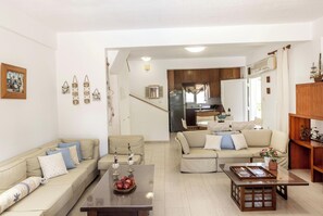 TV - Protaras Apollon Seaside Villa (Protaras)