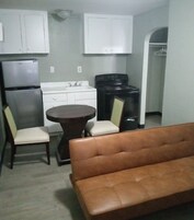 Premium Cottage | Private kitchen | Mini-fridge, microwave