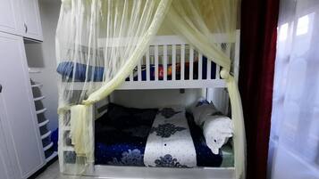 2 habitaciones, escritorio, tabla de planchar con plancha y wifi