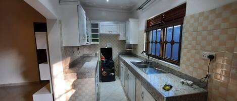 Kühlschrank, Mikrowelle, Ofen, Wasserkocher mit Kaffee-/Teezubehör