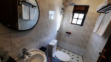 Douche, serviettes fournies, savon, papier toilette