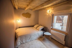 2 quartos, escrivaninha, ferros/tábuas de passar roupa