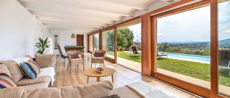 Télévision, cheminée