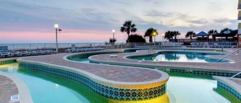 Alberca techada y alberca al aire libre