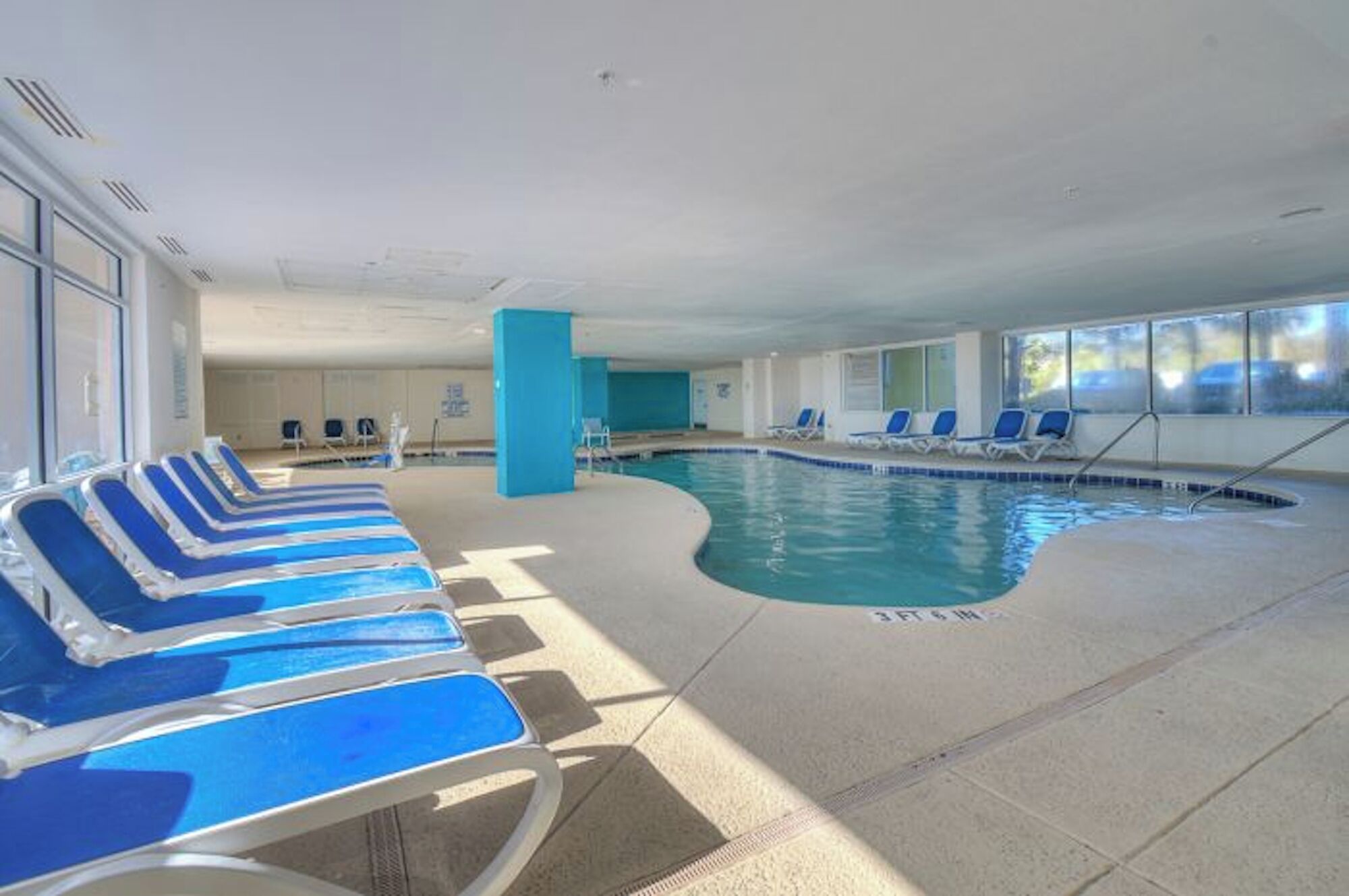 Una piscina interior amb gandules blaves i una columna blava.