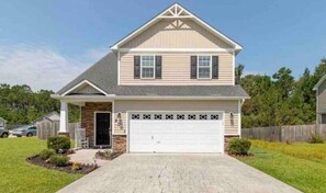 Exterior - Modern Fun Home, w/ neighborhood pool. Close to restaurants and shopping! (Jacksonville)