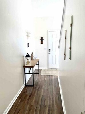 Interior - Modern Fun Home, w/ neighborhood pool. Close to restaurants and shopping! (Jacksonville)