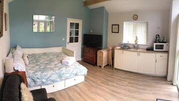 1 chambre, bureau, fer et planche Ă repasser, lit parapluie