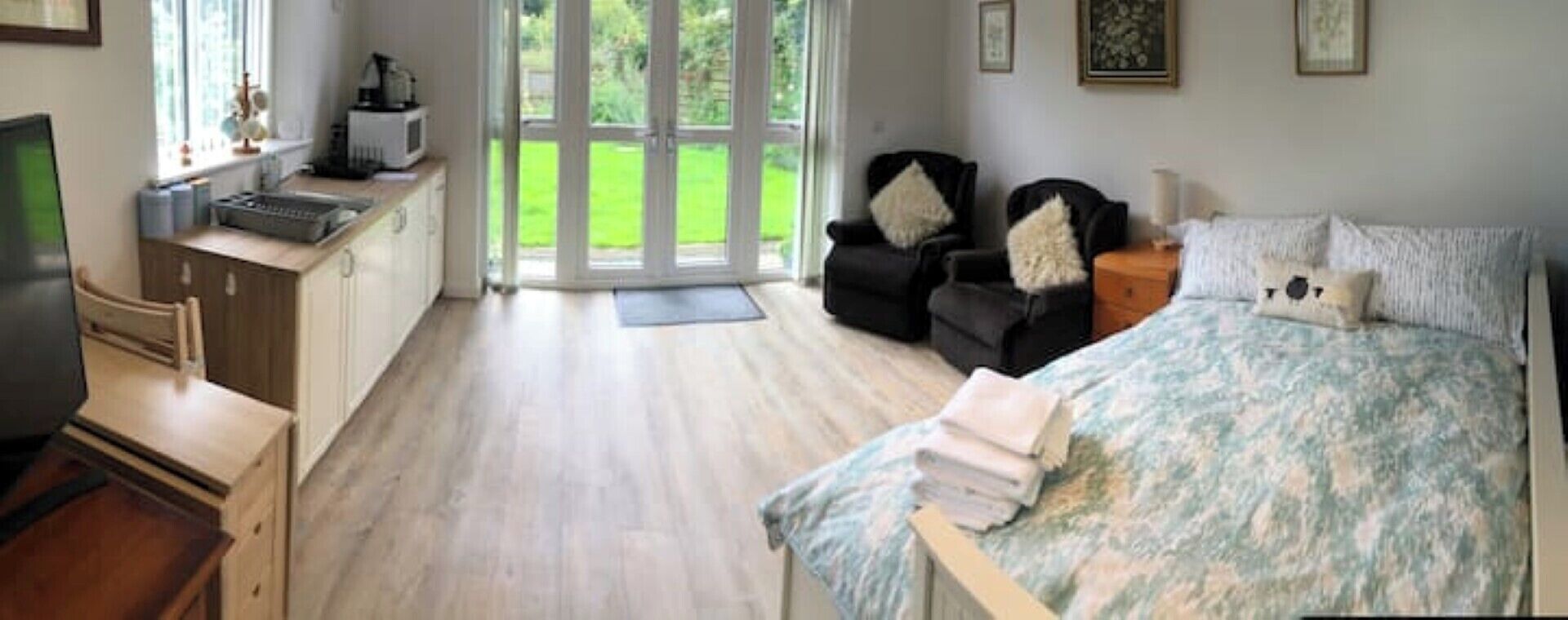 1 soverom, skrivebord, strykejern/-brett og reiseseng for barn