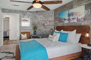 4 slaapkamers, een bureau, een strijkplank/strijkijzer, reisbedje