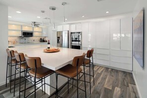 Kylskåp, mikrovågsugn, ugn och spishäll