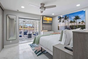 4 habitaciones, escritorio y tabla de planchar con plancha