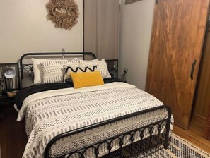 Desk, iron/ironing board, free WiFi, bed sheets - The "Small" House (Nellysford)