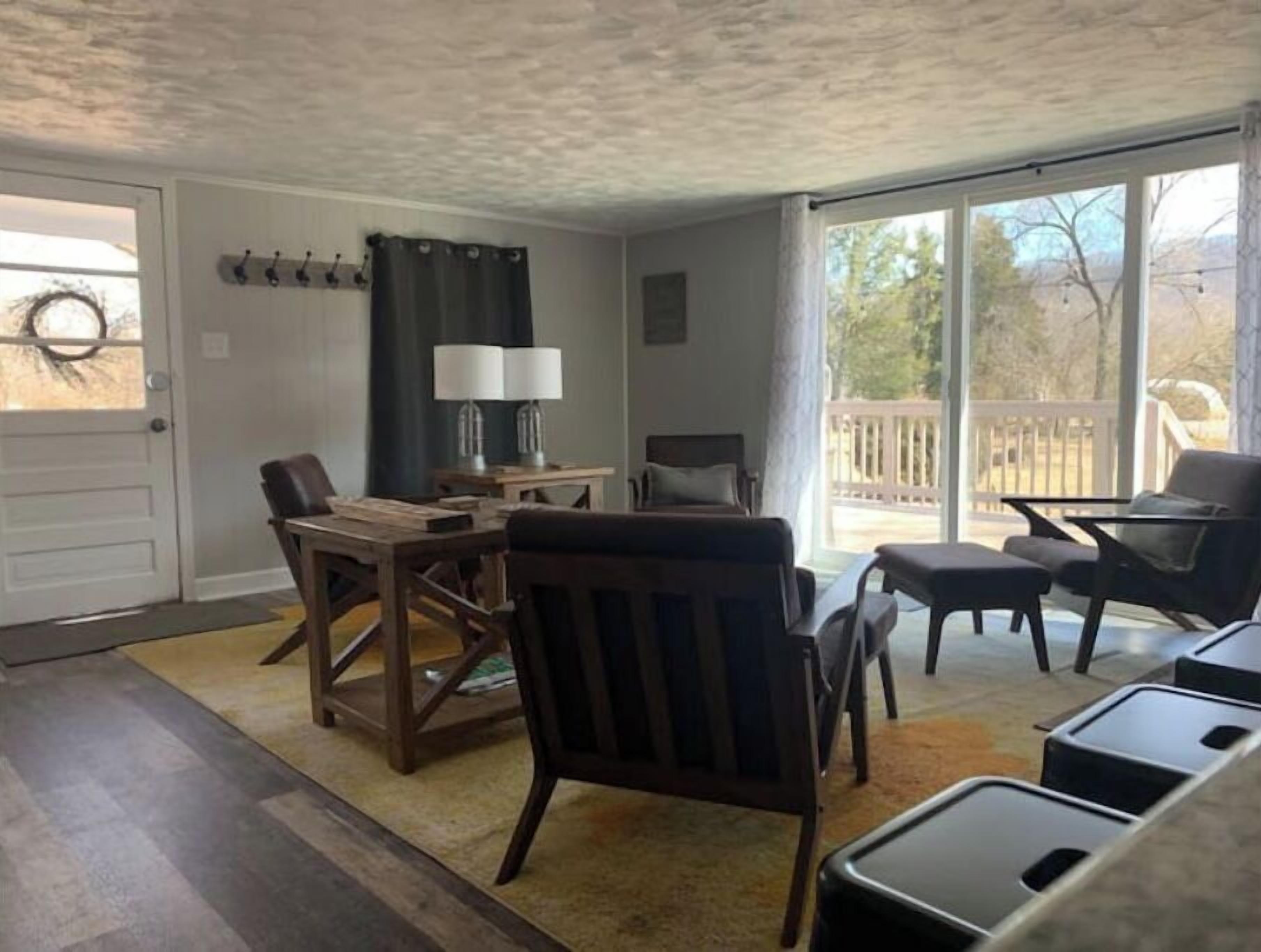 Smart-TV, Kamin, Videospiele, Bücher