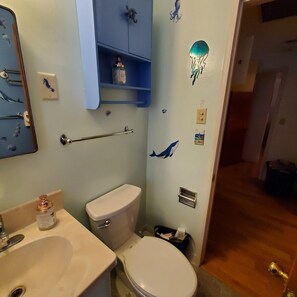Een haardroger, handdoeken, zeep, toiletpapier