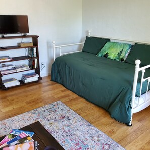 2 habitaciones, tabla de planchar con plancha, wifi y ropa de cama 