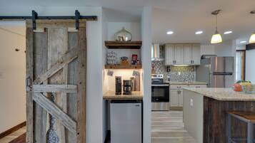 Kühlschrank, Mikrowelle, Herdplatte, Geschirrspüler