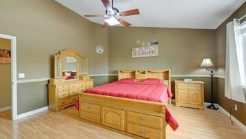 5 Schlafzimmer, Schreibtisch, Bügeleisen/Bügelbrett, WLAN