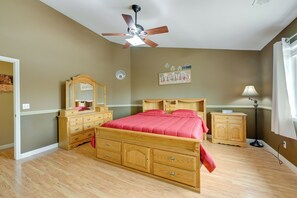 5 Schlafzimmer, Schreibtisch, Bügeleisen/Bügelbrett, Internetzugang