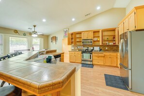 Fridge, microwave, stovetop, cookware/dishes/utensils - Porterville Getaway w/ Patio + Valley Views! (Porterville)